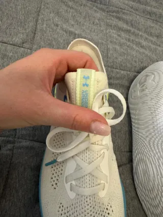 Zapatillas deportivas blancas y azules