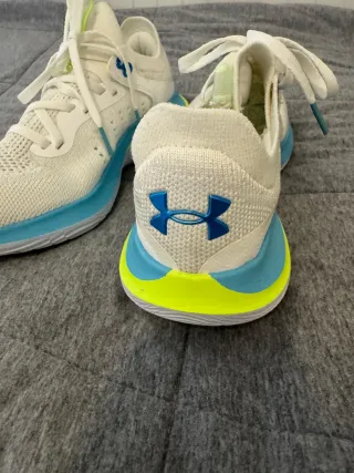 Zapatillas deportivas blancas y azules