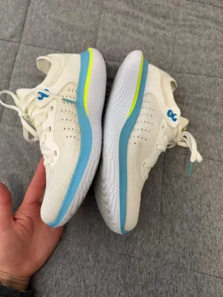 Zapatillas deportivas blancas y azules