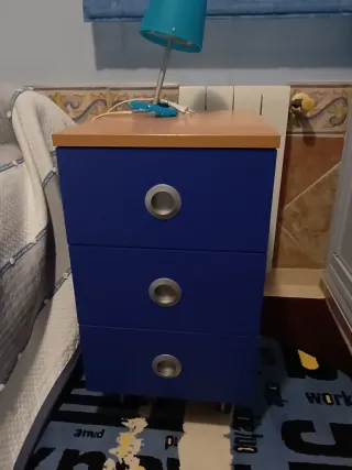 Mesita de noche azul con tapa de madera