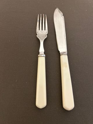 Juego 12 cubiertos de pescado de baquelita EPNS