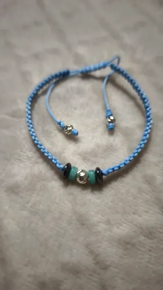 Pulsera esmeralda y balines plata