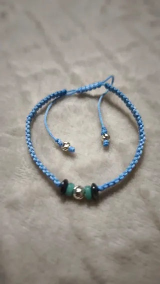 Pulsera esmeralda y balines plata