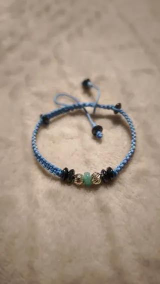 Pulsera esmeralda y balines plata