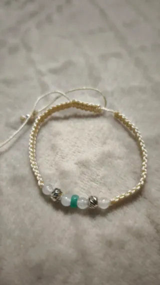 Pulsera esmeralda y balines plata