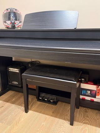 Piano digital con banco
