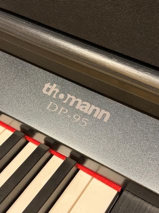 Piano digital con banco