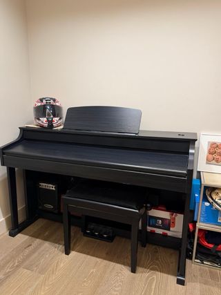 Piano digital con banco