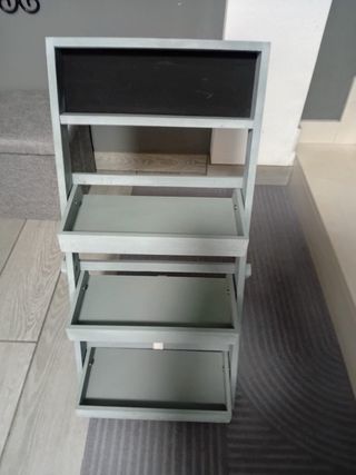 Estantería de madera con pizarra