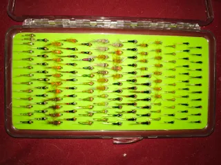 Caja para pesca 143 ninfas y perdigones tungsteno
