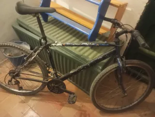 Bicicleta de montaña negra