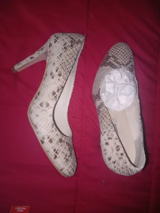 Zapatos de tacón estampado serpiente