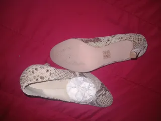 Zapatos de tacón estampado serpiente