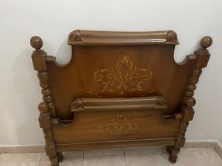 Cama de madera tallada