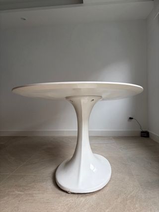 Mesa de comedor blanca diseño ovalada (dañada)