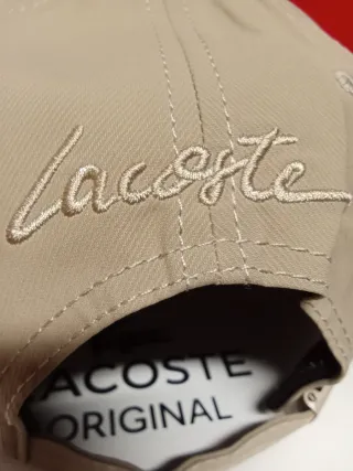 Gorra beige Lacoste con logo cocodrilo talla única