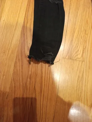 Pantalón Bershka negro roto.