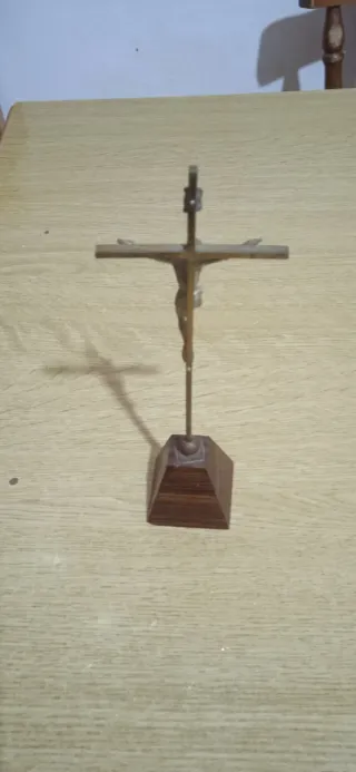 Crocifisso da tavolo in metallo e legno