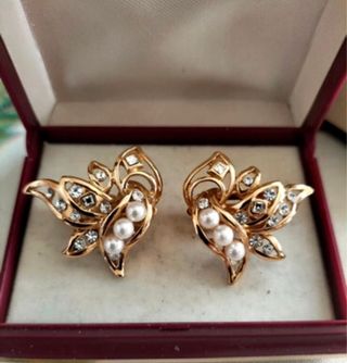 Pendientes antiguos chapados en oro con perlas