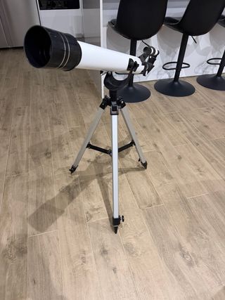 Telescopio blanco con trípode