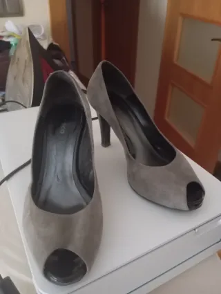 Zapatos de tacón ante gris