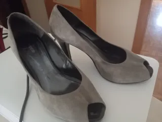 Zapatos de tacón ante gris
