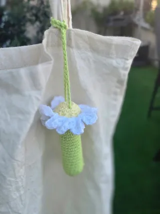Funda crochet bálsamo labial flor