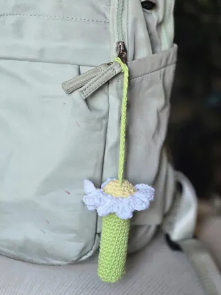 Funda crochet bálsamo labial flor