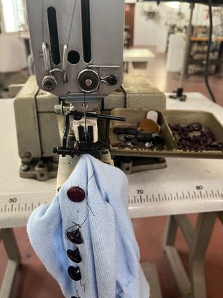 Máquina Brother para coser botones