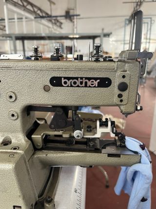 Máquina Brother para coser botones