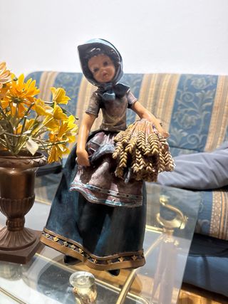 Estatua de granjera con espigas