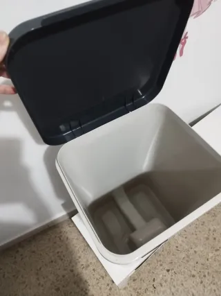 Cubo de basura beige y negro