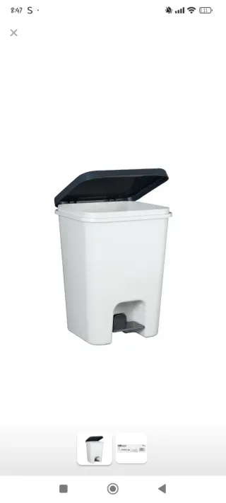 Cubo de basura beige y negro