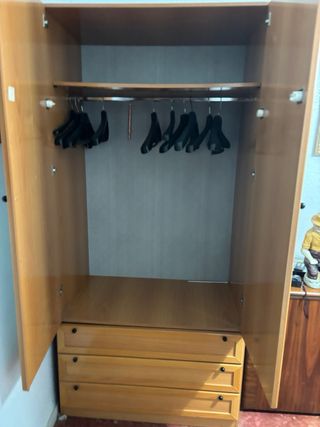 Armario de madera con espejo