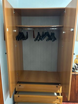 Armario de madera con espejo