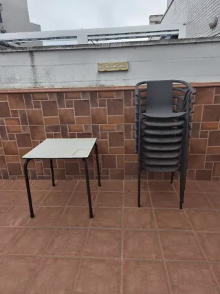 Mesa y 8 Sillas Son dos mesas y 8 sillas