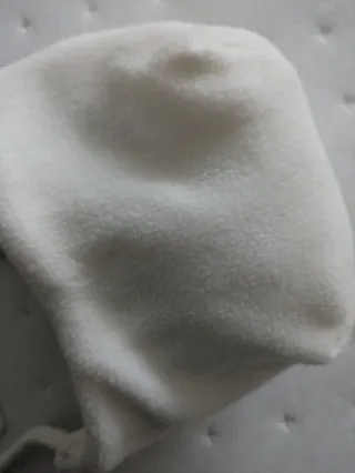 Gorro H&M 2-6 meses pompones blanco