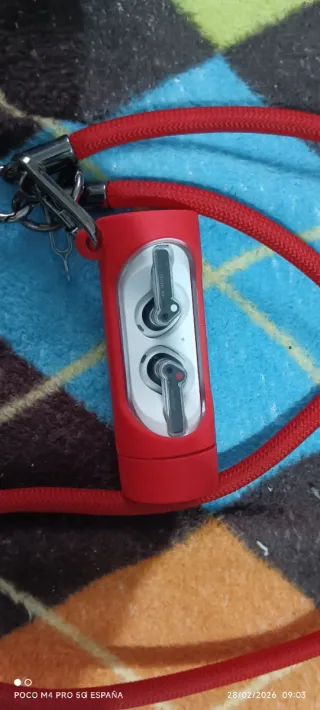 Auriculares inalámbricos con funda roja