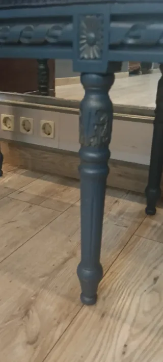 Banqueta antigua de madera tapizada