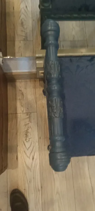 Banqueta antigua de madera tapizada