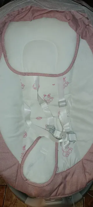 Mecedora bebé rosa con mosquitera