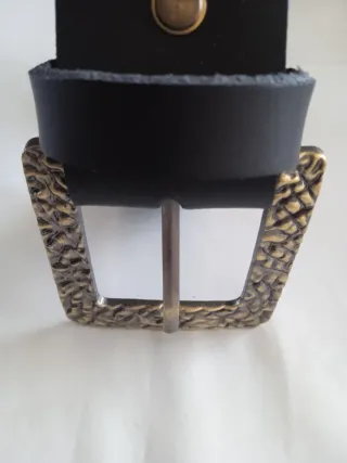 Cinturón de cuero negro con hebilla dorada