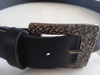 Cinturón de cuero negro con hebilla dorada