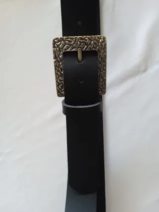 Cinturón de cuero negro con hebilla dorada