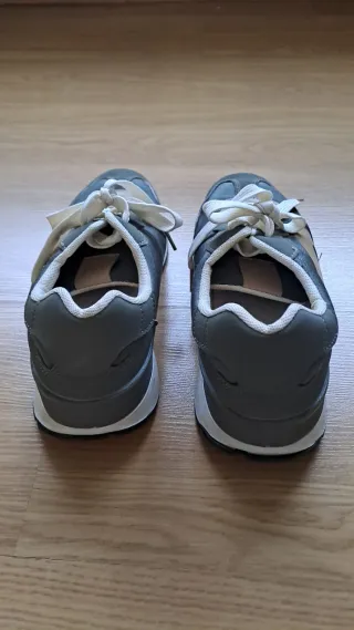 Zapatillas deportivas verdes y beige