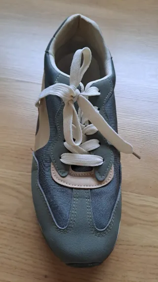 Zapatillas deportivas verdes y beige