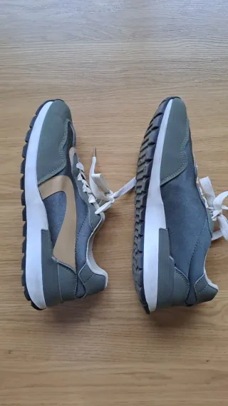 Zapatillas deportivas verdes y beige