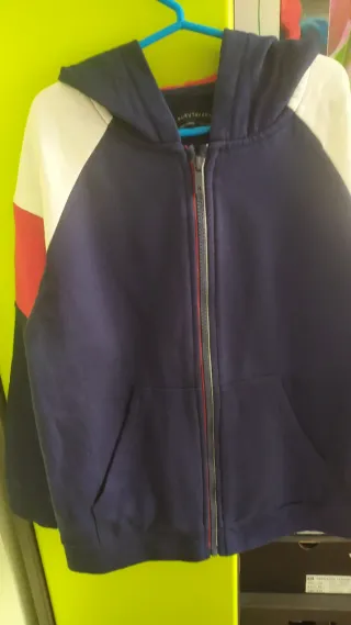 Chaqueta Nukutavake azul, roja y blanca. Talla 12