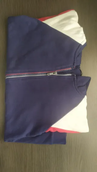 Chaqueta Nukutavake azul, roja y blanca. Talla 12