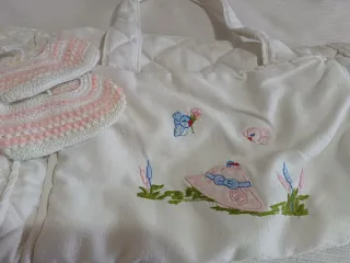 Bolsa de bebé con patucos